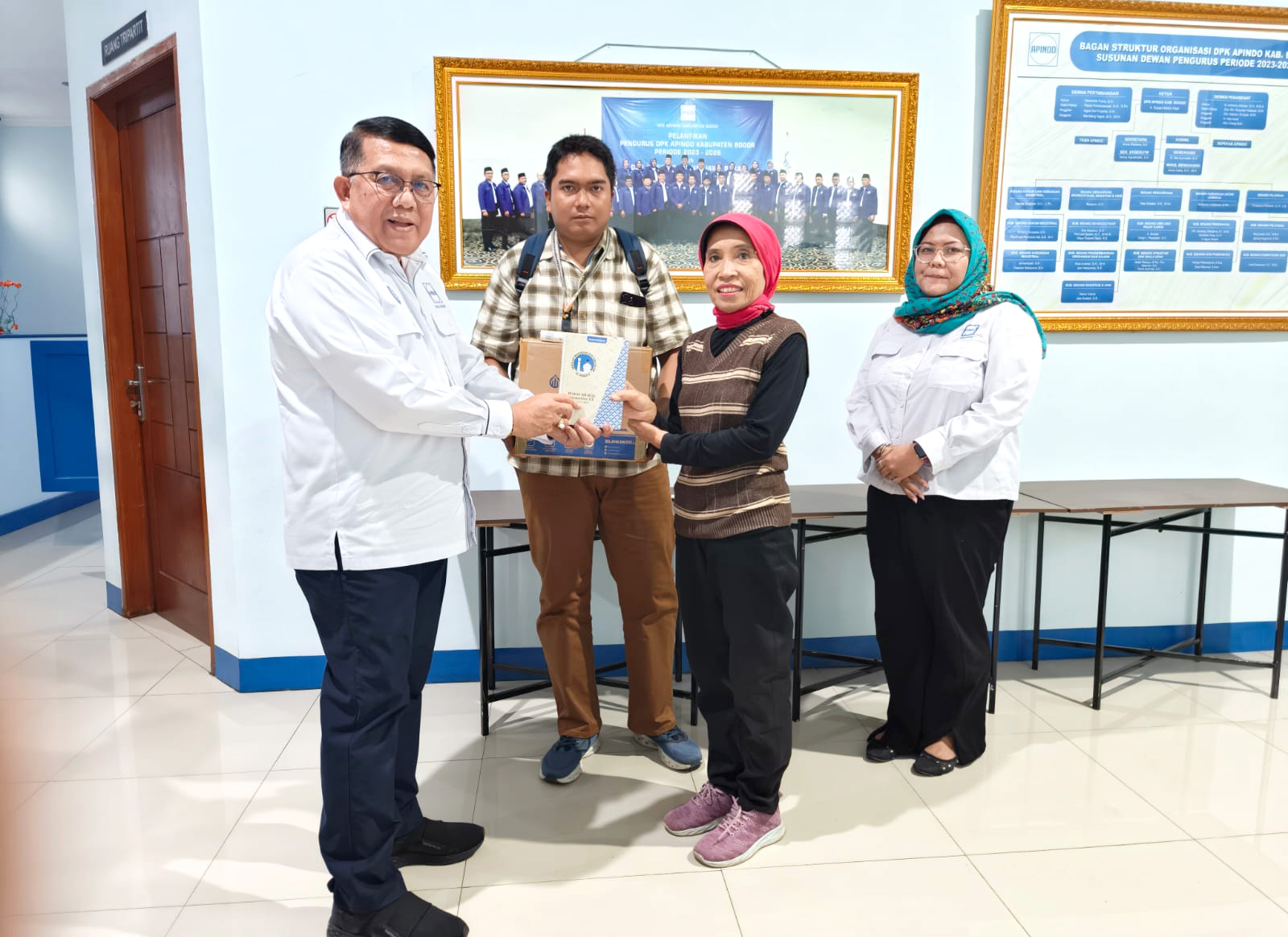 Memberikan Bantuan Al-Qur'an pada Ponpes Shodiqus Sholihin, Pendirinya Ustad Saeful, Kp.Pasir Pogor RT.01 RW.06 Desa Cipelang, Cijeruk - Bogor.